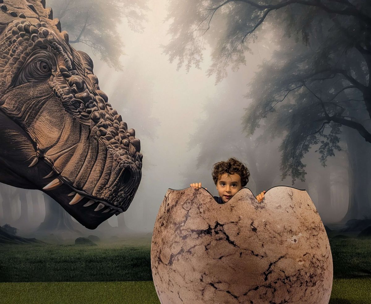 O Frederico a sair de um ovo de dinossauro