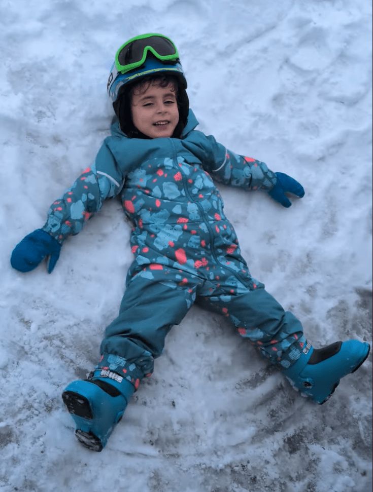 O Frederico a fazer um anjo na neve
